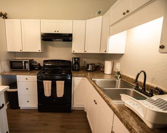 Paradise in the City. - Bremerton - Kitchen