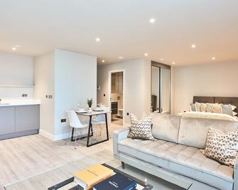 Seven Living Bracknell - Serviced Apartments in City Centre - Free Parking - Bracknell - Living room