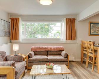 6 Mi to Dtwn Bright and Airy Anchorage Getaway! - Anchorage - Living room