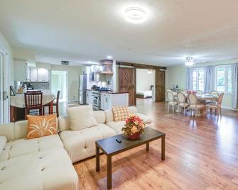 5 Mi to Fonner Park Family Escape in Grand Island - Grand Island - Living room