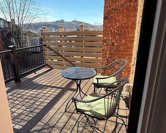 Cozy 2-bedroom house in North Wheeling with AC - Wheeling - Balkón