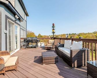 Quiet Hudson Valley Getaway with Sauna, Hot Tub & Gym - Newburgh - Balkon