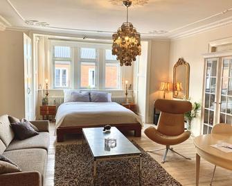 Spacious, Stylish Apartment, king-size beds, fast WiFi, office, close to centrum - Copenhagen - Bedroom