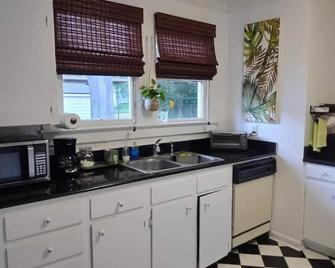 Family-Friendly Lafayette Home with Patio - Lafayette - Kitchen