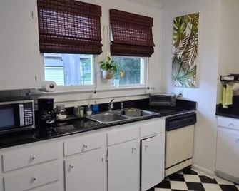2br Urban Retreat Near Downtown Lafayette - Lafayette - Kitchen