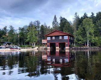Four seasons Boathouse on Tupper Lake - Tupper Lake - Vista del exterior