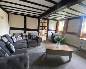 Alexander Park B&B - Ledbury - Living room