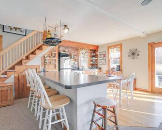 Riverfront Kingston Cottage with Deck, 2 Mi to Beach - Kingston - Dining room