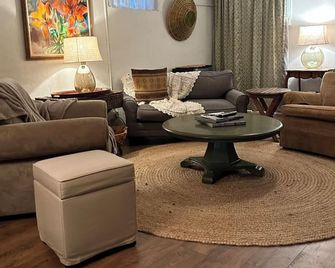 Craftsman Style Brick Cottage 1937 downstairs apartment - Tryon - Living room