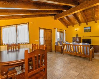 Apartment 'Turbón' with Mountain Views, Shared Garden and Wi-Fi - Campo - Comedor