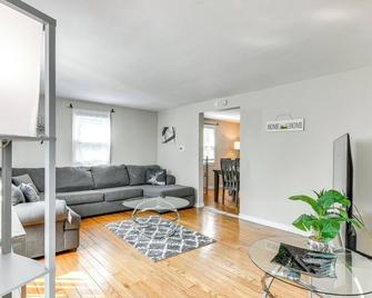 3 Mi to Dtwn Syracuse: Home w/ Fenced Yard! - Syracuse - Living room