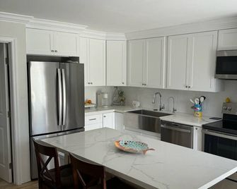 Renovated Beach Villa 671. Steps away from the beach. Sleeps 6. WiFi. Laundry - Treasure Cay - Kitchen