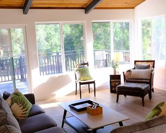 Newly Renovated Farmhouse on 5 acres near Lake Success with Pool & AC comfort - Porterville - Living room