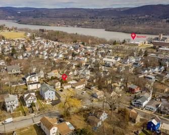 Quiet Apt with Coffee Bar, 1/2 Mile to West Point! - Highland Falls - Building