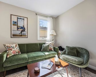 The Summer House - Sarnia - Living room