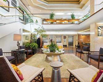 Luana Waikiki Hotel & Suites - Honolulu - Lobby