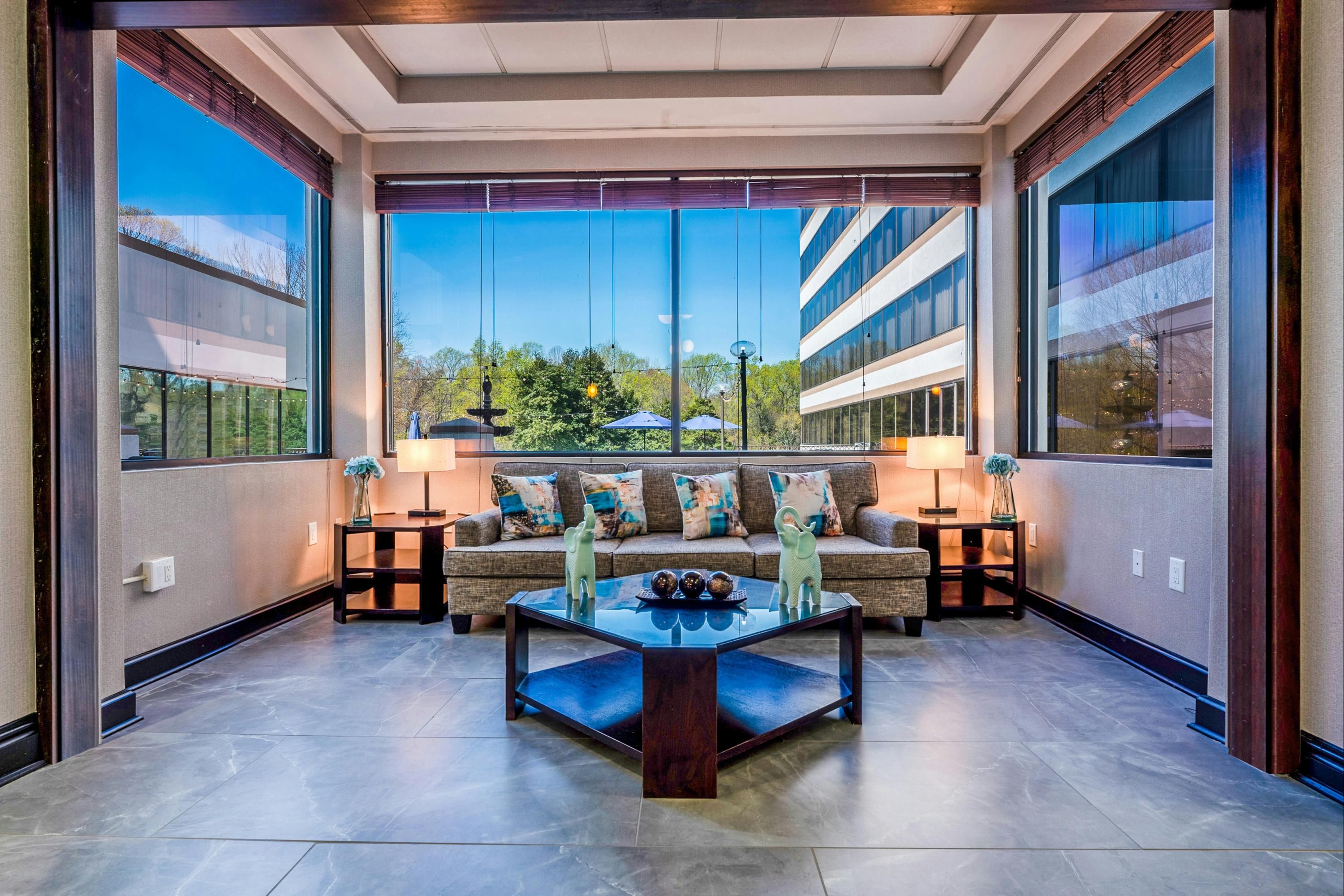 DoubleTree by Hilton South Charlotte Tyvola - Charlotte - Living room