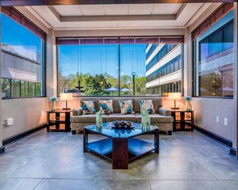 DoubleTree by Hilton South Charlotte Tyvola - Charlotte - Living room
