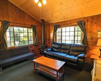 Bluebird Cottage Inn - Idyllwild - Wohnzimmer