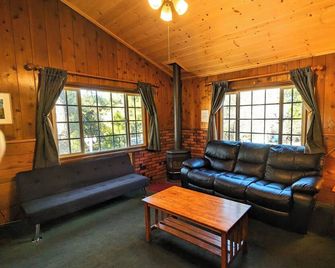 Bluebird Cottage Inn - Idyllwild - Wohnzimmer