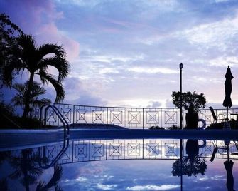 Main Building, Top O Tobago Villa - Plymouth - Alberca