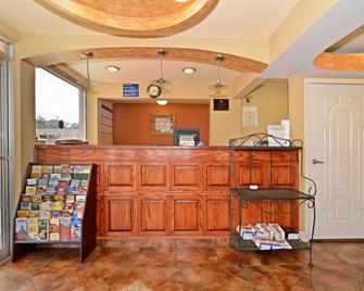 Americas Best Value Inn Alexandria - Alexandria - Front desk