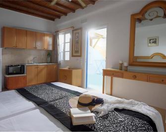Adonis Rooms - Kalafati - Slaapkamer
