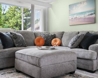 Traverse City Retreat With Hot Tub Games Pets - Traverse City - Living room