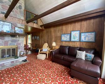Dad's Paradise on Pigeon Cove offers WaterFront Sunrise Views and Lake Access! - Drummond - Living room