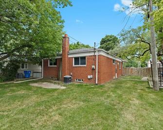 Big Fenced Backyard Sleeps 8 - Dearborn Heights - Building