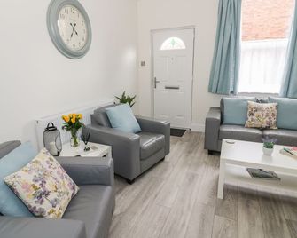 Midsummer Cottage - Stratford-upon-Avon - Living room