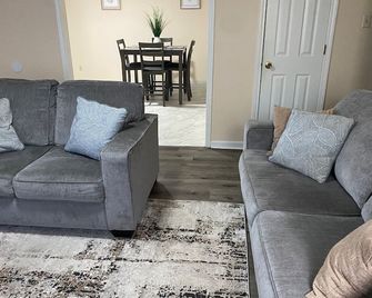 Charming Retreat — Your Home Away from Home - Brownsville - Living room