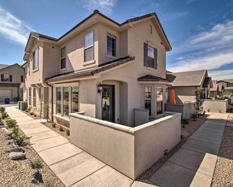 Modern Washington Home - Pool & Trail Access! - Washington - Building