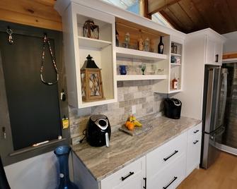 All season vacation rental steps to Moores pond. Great for family sun and fun - Tamworth - Kitchen