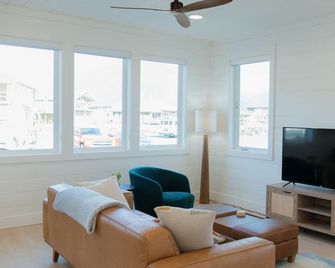 Charming and private cottage walkable to airport, hospital, pool, and downtown. - Sitka - Obývací pokoj