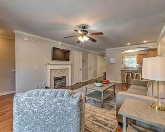 Charming Springdale Townhome about 5 Mi to Dtwn! - Springdale - Sala de estar