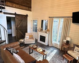 The Red Dog Cottage In The Woods w/ Hot Tub - Williamson - Sala de estar