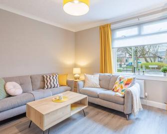 Stylish Two Bedroom Apartment with Private Parking - Perth - Living room