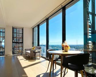 KozyGuru |St Leonards | 1 Bed Best Location and View - St Leonards - Comedor