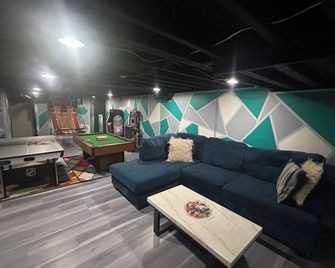 Enjoy Detroit’s Luxury Arcade Funhouse Getaway #2 - Detroit - Lounge