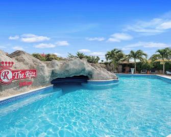 The Ritz Hostel - Willemstad - Piscina