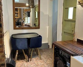Quaint High Street Cottage in Northampton - Northampton - Dining room