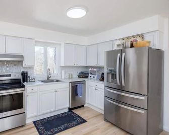 Spacious multiples bedroom house in enchanting Calverton with WiFi, AC - Calverton - Cocina