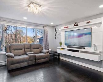 Sakura House: Spacious 4BR w/ Gym & Premium Design - Northborough - Living room