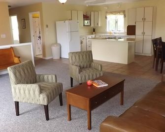 Easy Living And Clean - Penn Yan - Вітальня