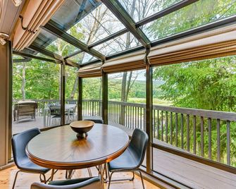 Walk to Bedford Springs from the 'Round House' with an Amazing golf course view! - Bedford - Balcón