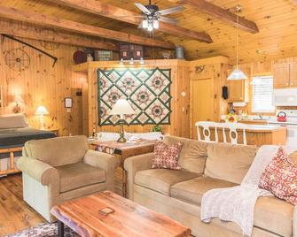 Deerfield Cottage - Lexington - Living room