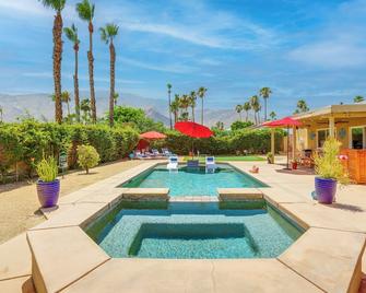 Private Pool and Putting Green Palm Springs Home! - Palm Springs - Pool