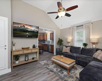 The Cedar Retreat 2br 1bth Free Parking Fast Wi-Fi - Liberty - Living room