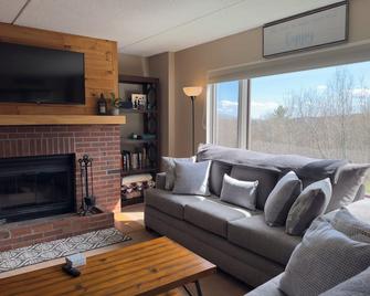 Mountain Oasis: Base of Mount Snow Retreat - Dover - Living room